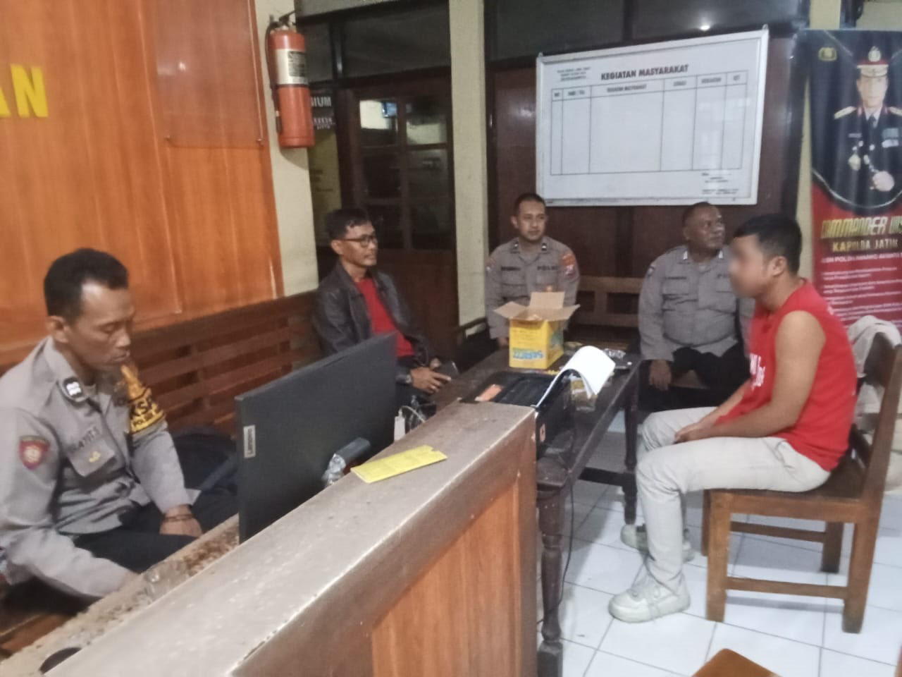 TERUNGKAP: Polisi menginterogasi DS yang tertangkap basah warga membakar mobil warga Sananwetan, Kota Blitar pada Sabtu (17/5/2025).