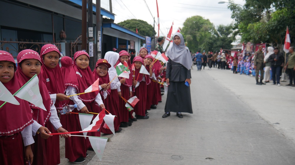 GEMBIRA: Siswa SDN 01 Ngoran menyambut kedatangan Mendes PDTT, Yandri Susanto yang berkunjung ke Kabupaten Blitar, beberapa waktu lalu.