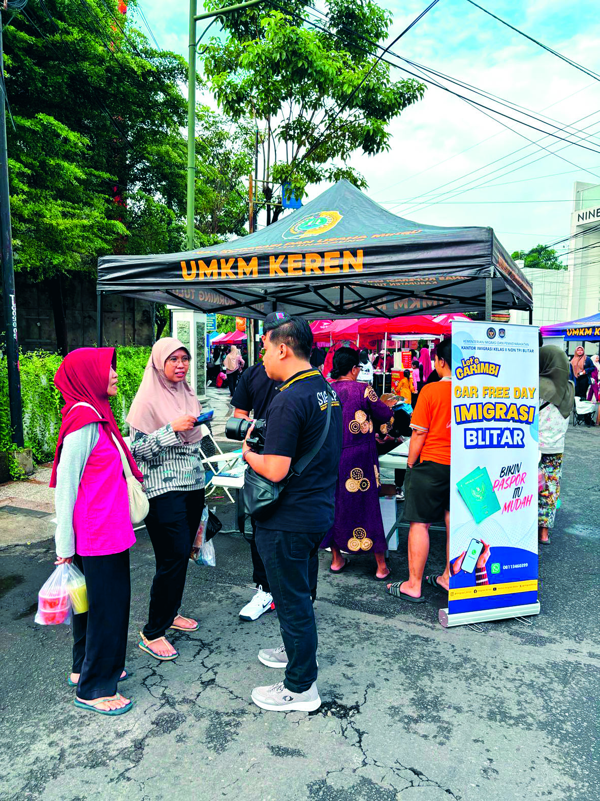 BERBAUR: Tim Teknologi Informasi dan Komunikasi Keimigrasian, Kantor Imigrasi Kelas II Non TPI Blitar, berinteraksi dengan masyarakat yang mengikuti CFD di Tulungagung, Minggu (18/5/2025).
