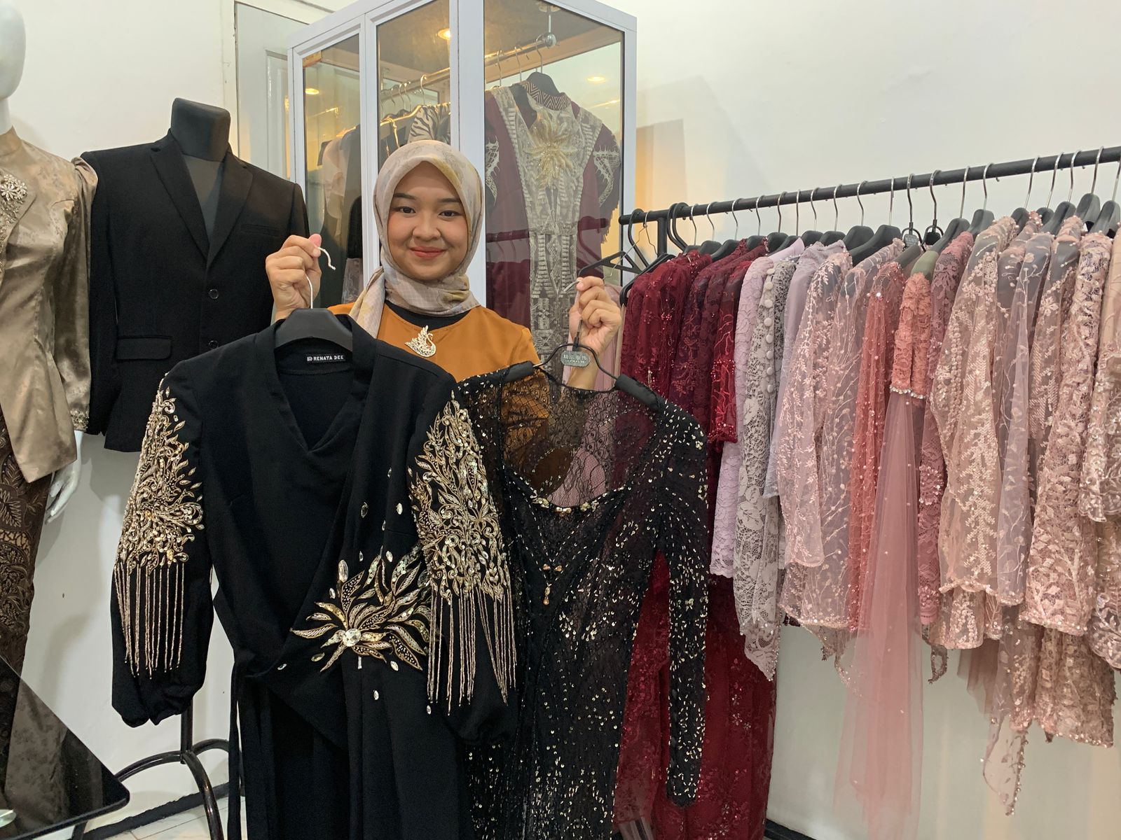 ULET: Renata Dianitasari menunjukkan kebaya dan gaun hasil karyanya yang paling favorit.