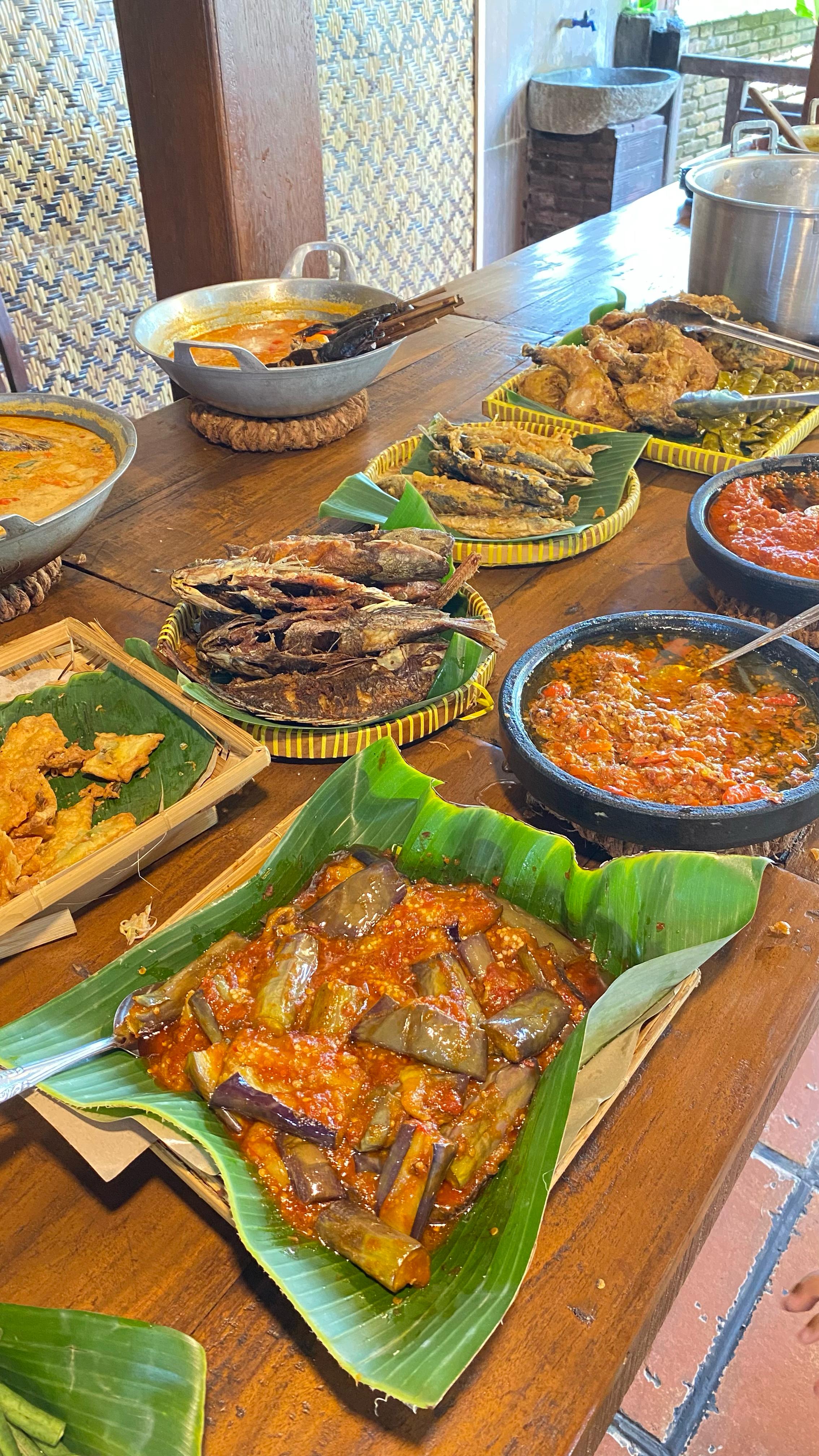 LEZAT: Sejumlah menu makanan ndeso disajikan di Kopi Kaliurang Kota Blitar