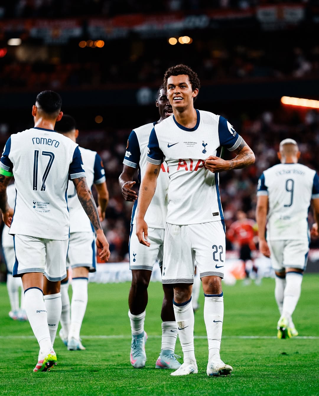 Brennan Johnson melakukan selebrasi usai mencetak gol di menit-menit akhir babak pertama.