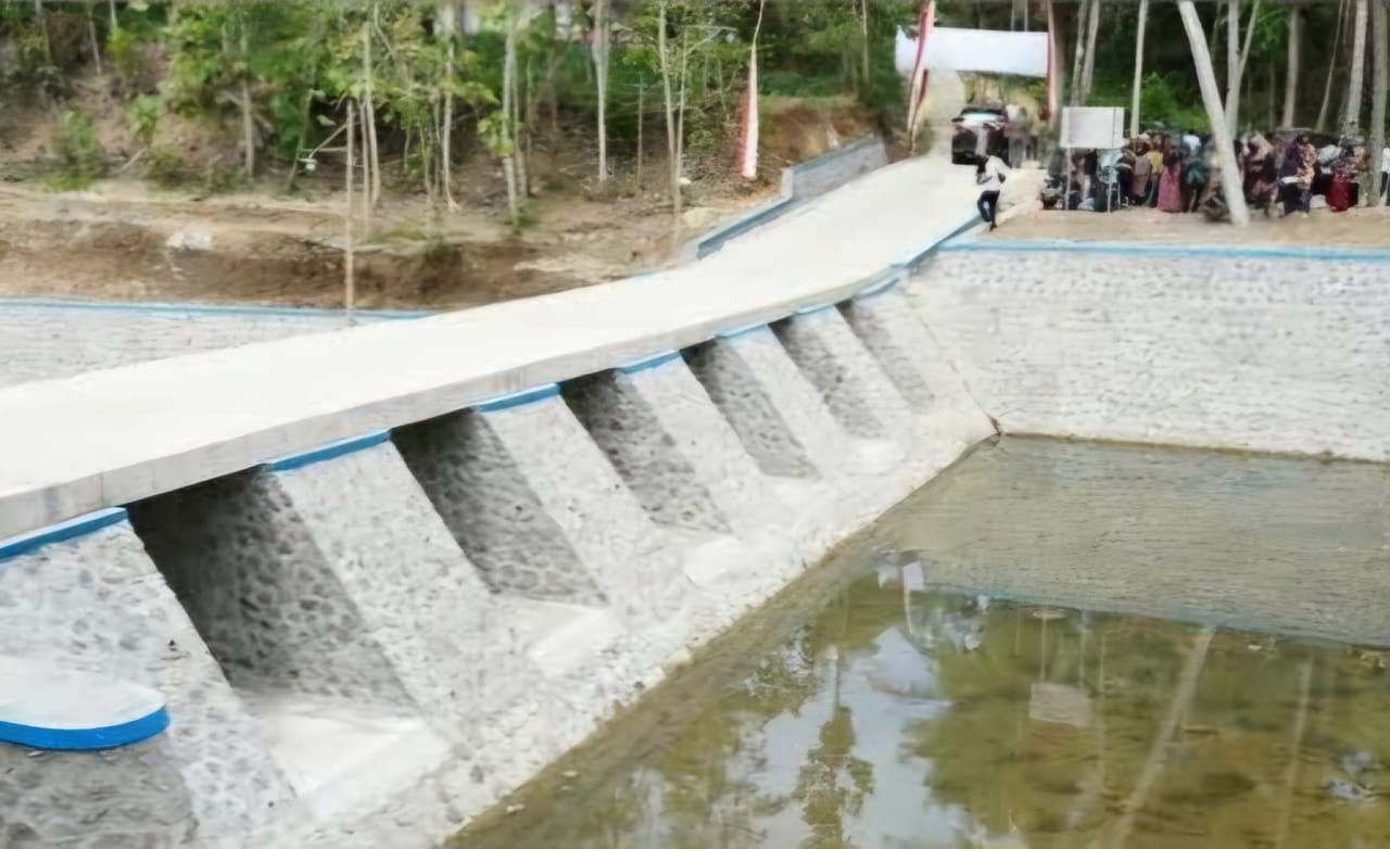 Dam Kali Bentak di Kecamatan Panggungrejo.
