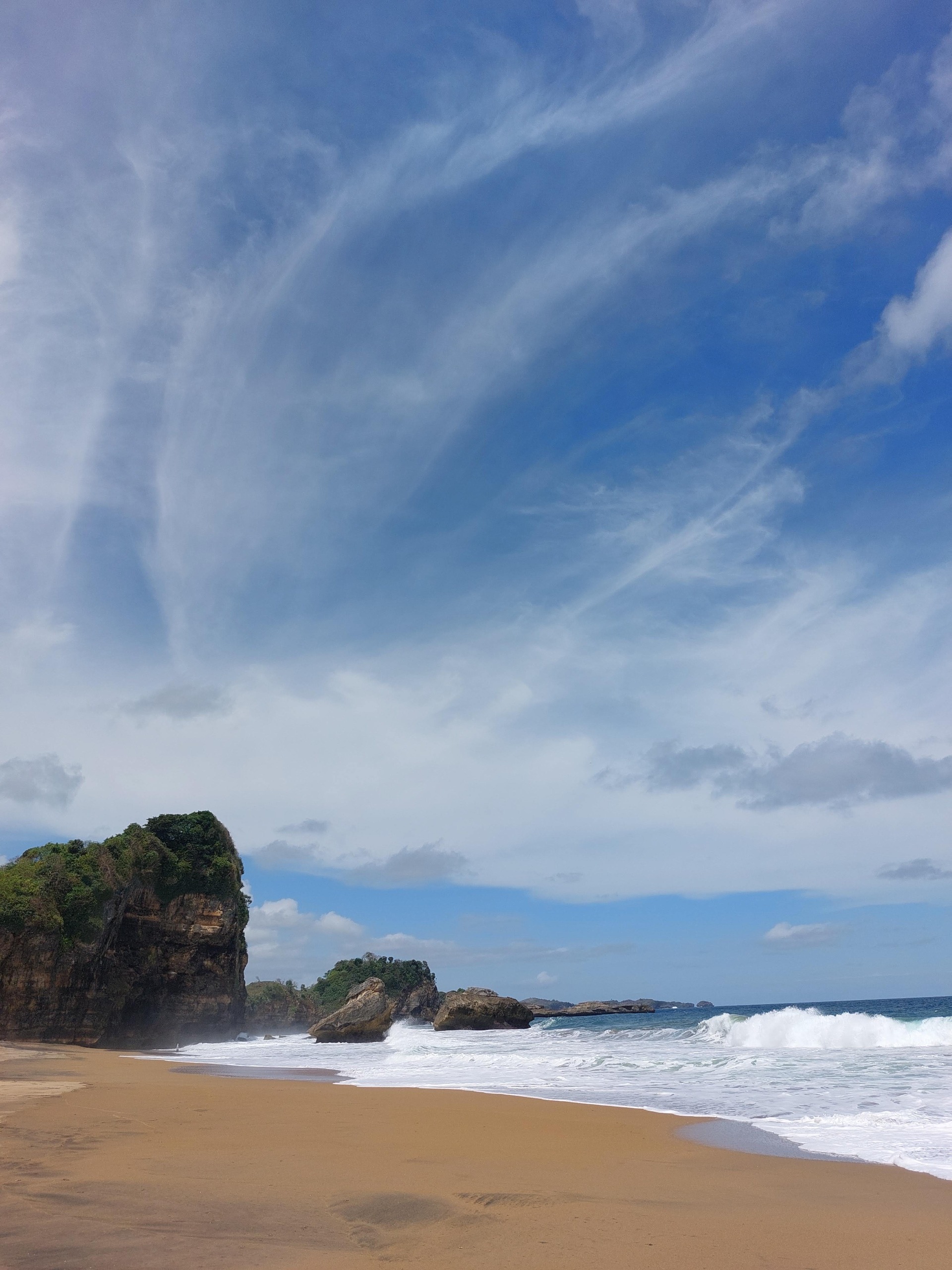 ALAMI: Pemandangan Pantai Jebring di Blitar bagian selatan yang wajib dikunjungi.