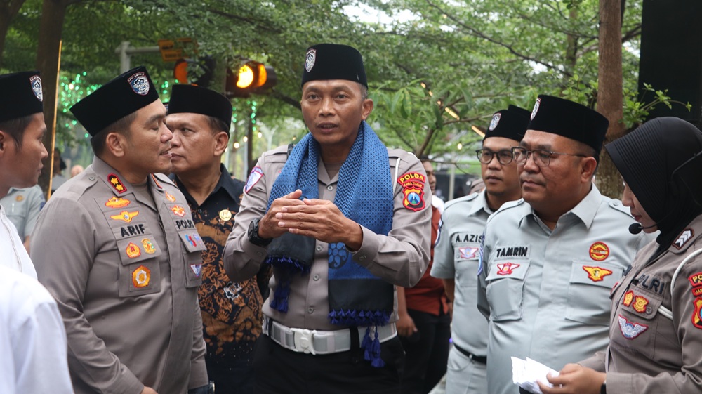 TERKESAN: Dirlantas Polda Jatim Kombes Pol Iwan Saktiadi (tengah) melihat langsung taman lalu lintas ditemani Kapolres Blitar, AKBP Arif Fazlurrahman