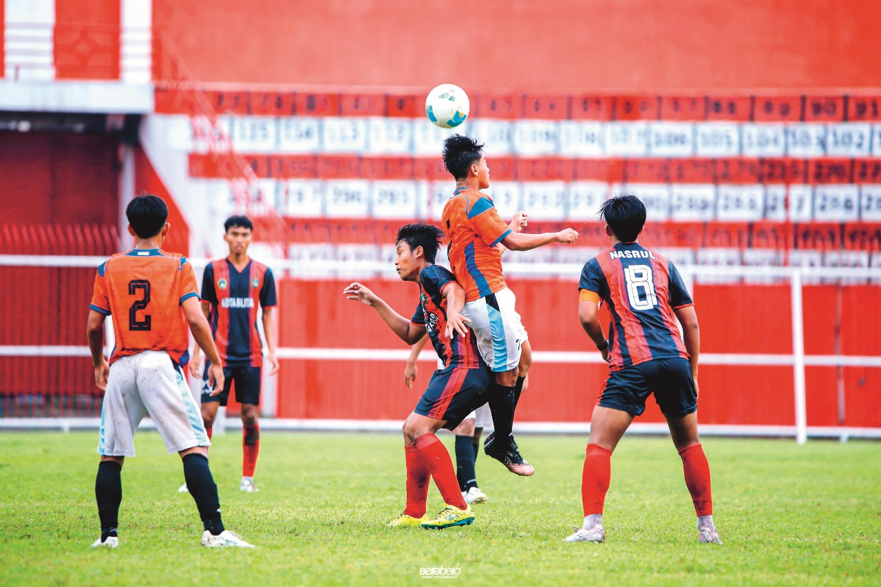 TARGET LOLOS: Pemain sepak bola Kota Blitar berebut bola dengan kesebelasan Kota Mojokerto dalam ajang Pra Porprov yang digelar di Stadion Soeprijadi, Kamis (22/5).