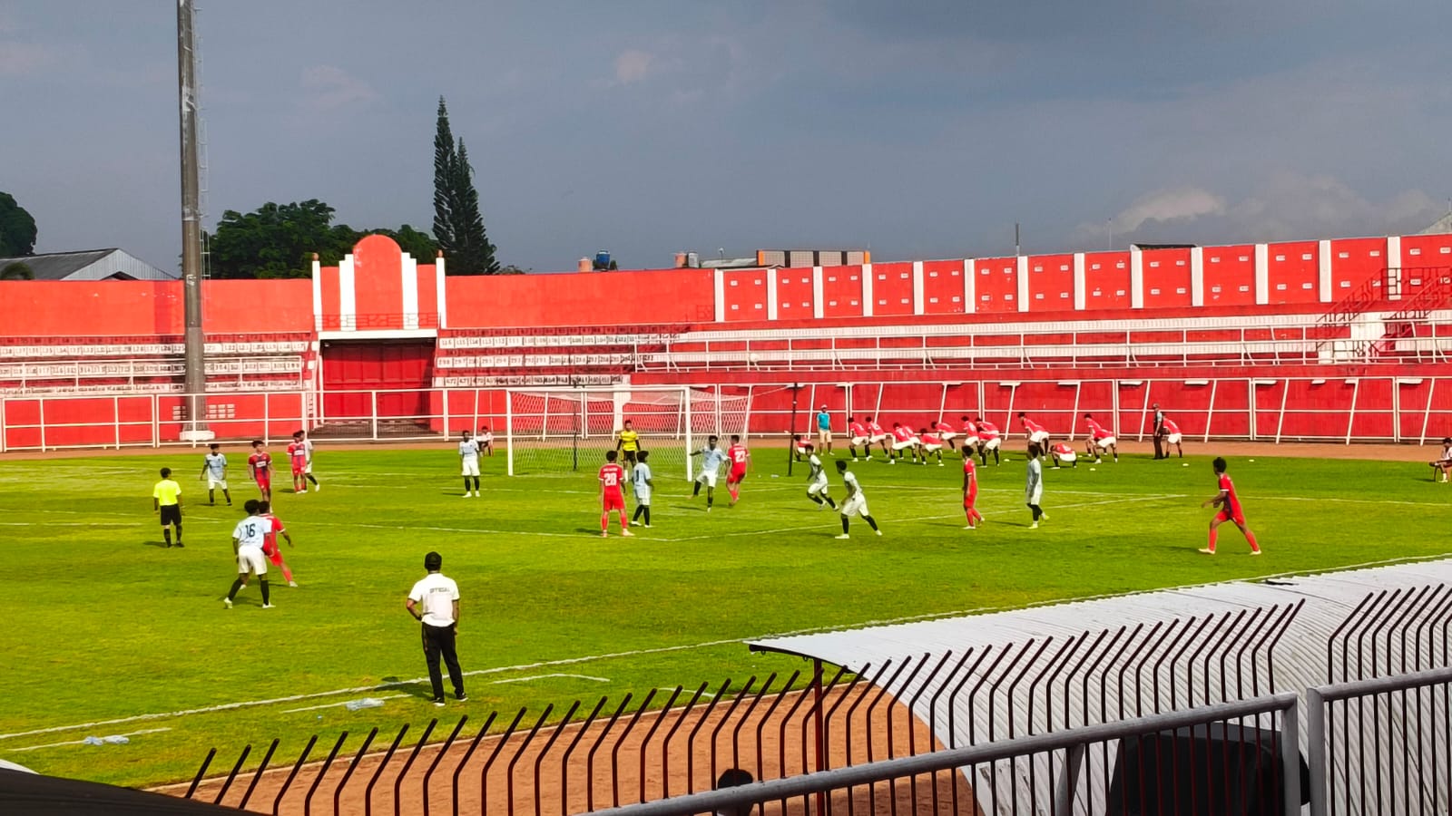 Laga tim sepakbola Kabupaten Blitar melawan Kota Mojolerto di Stadion Soeproyadi, Sabtu (24/5).