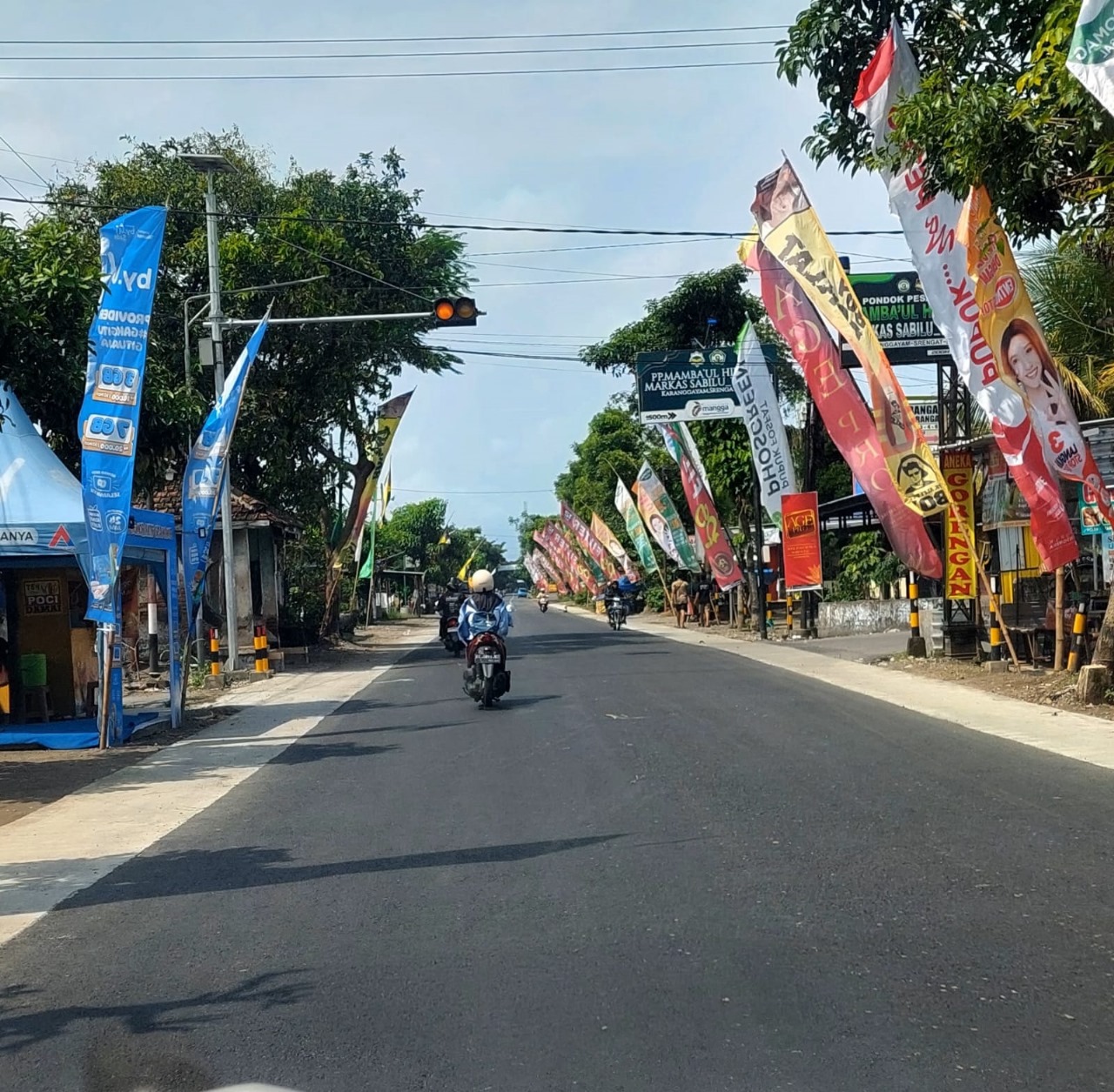 MULUS: Pengendara melintasi Jalan Raya Kunir-Karanggayam yang sudah lebar tapi belum ada marka jalannya.
