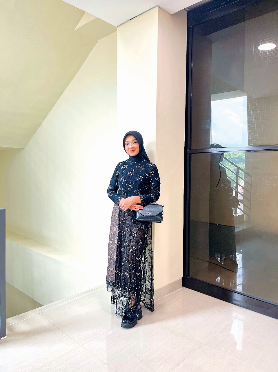 ANGGUN: Renata Dianitasari mengenakan salah satu kebaya karyanya saat acara beberapa waktu lalu.