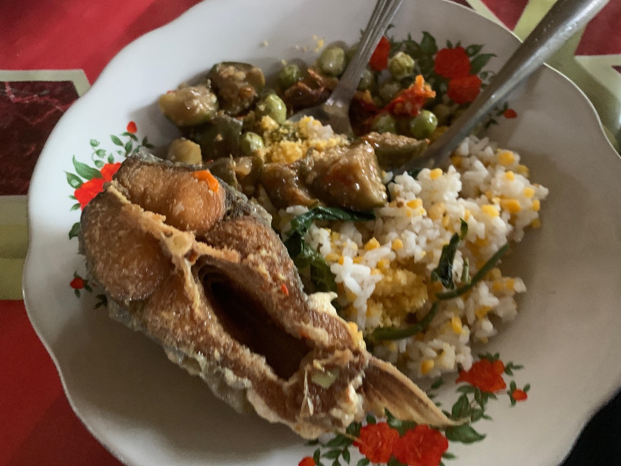 NDESO BANGET: Salah menu ikan patin dari Warung Sego Tiwul Mak Sri di Kabupaten Blitar.