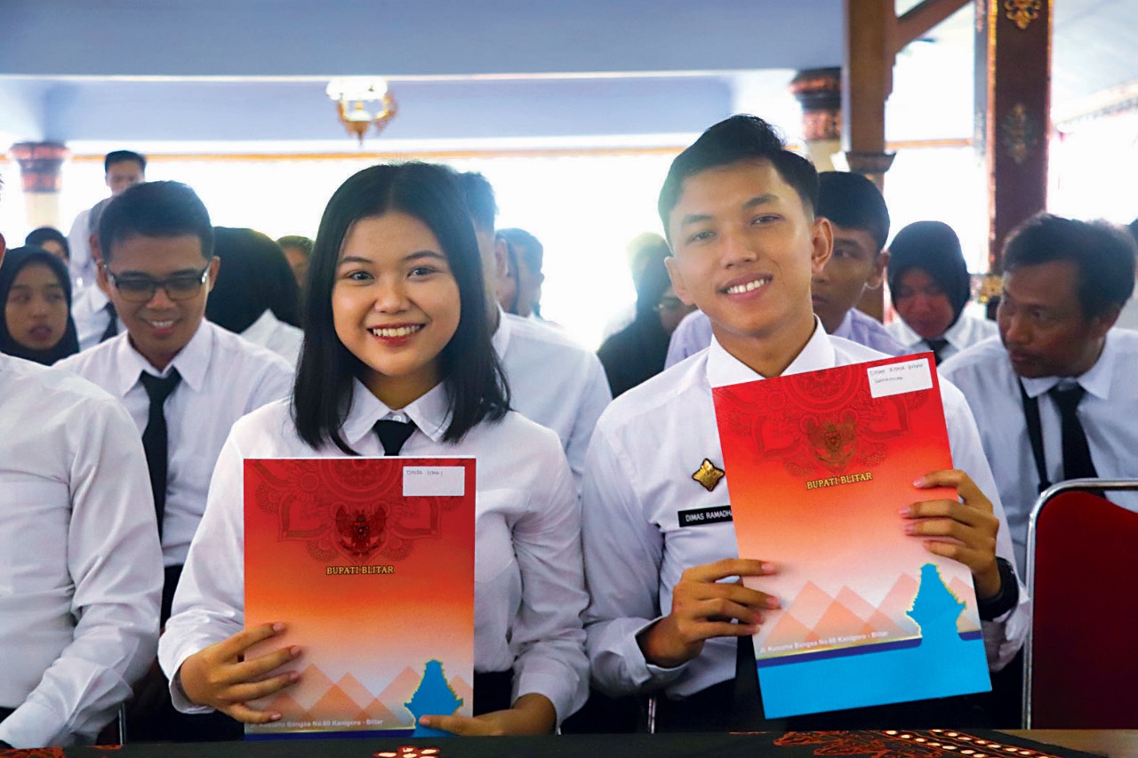 LEKAS KERJA: Dua ASN Pemkab Blitar yang baru saja menerima Surat Keputusan (SK) Bupati Blitar pengangkatan di Pendopo Ronggo Hadi Negoro, Jumat (23/5/2025).