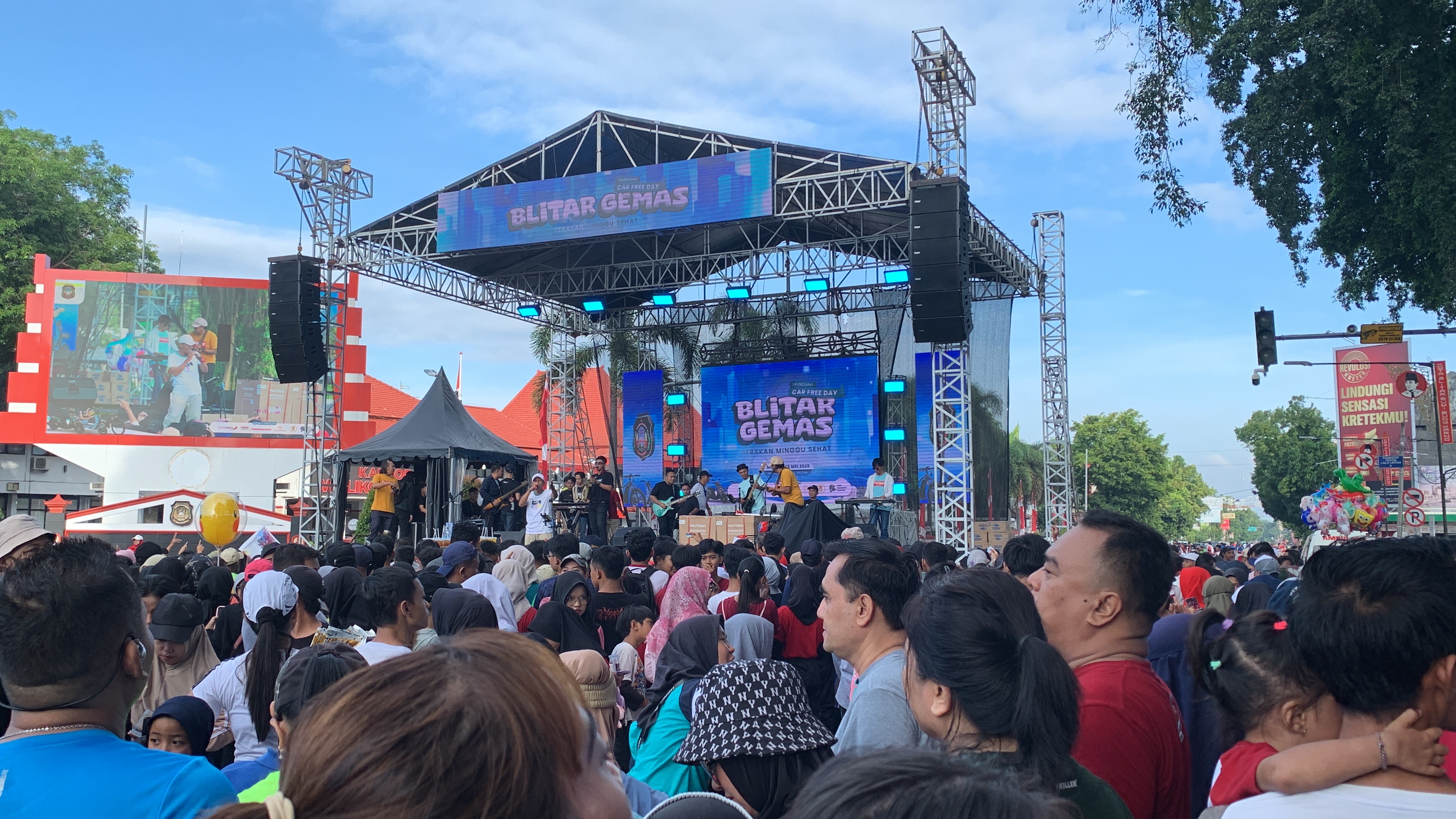 PADAT: Masyarakat berkerumun menyaksikan hiburan bintang tamu CFD Blitar Gemas di depan Alun-alun Kota Blitar, Minggu (25/5/2025).