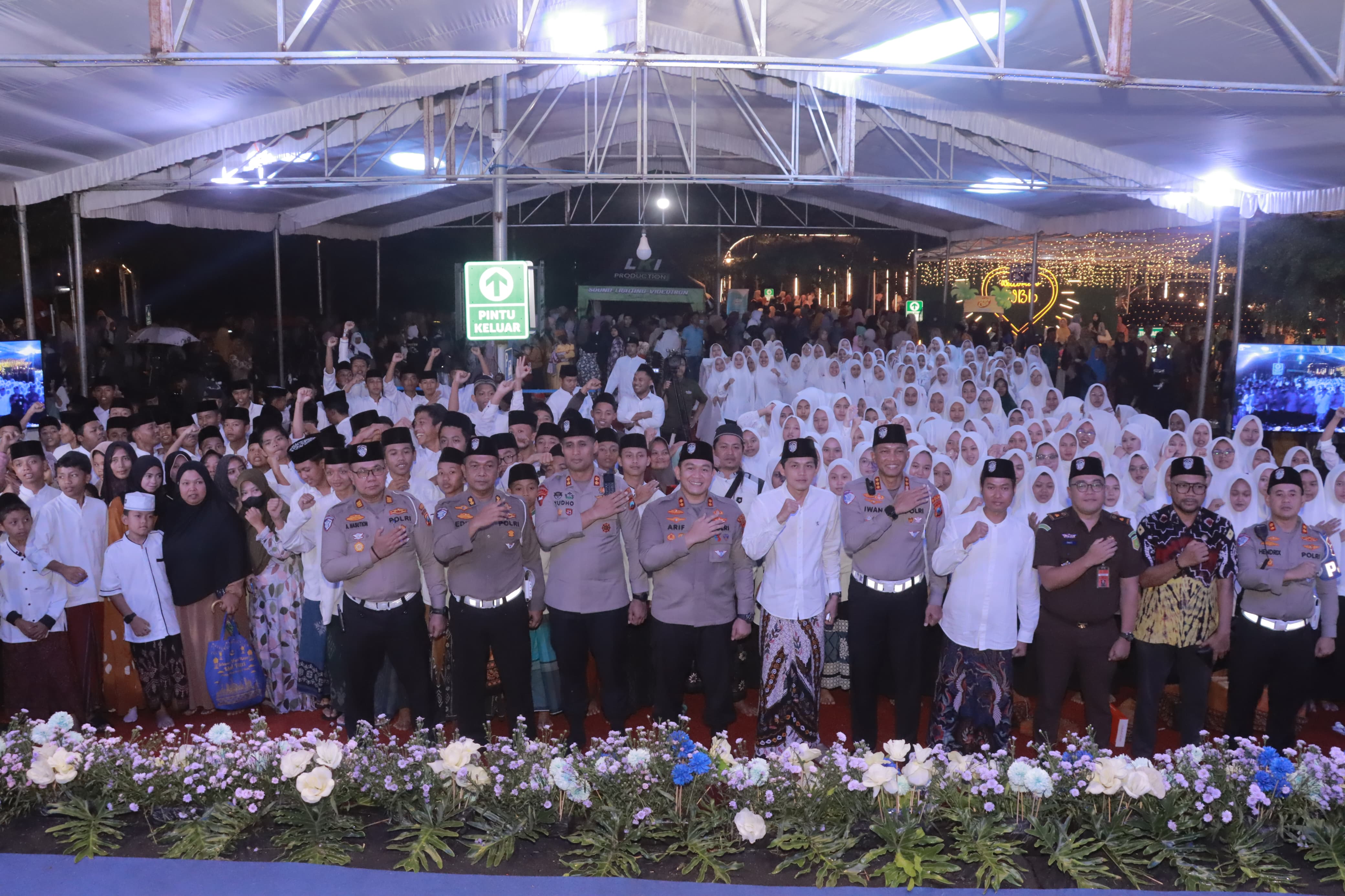Jajaran Polres Blitar dan Gus Iqdam melakukan doa bersama