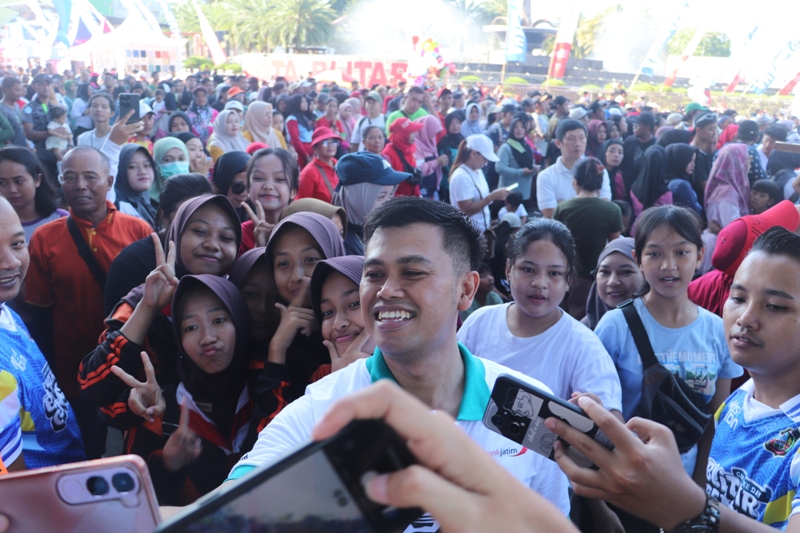 FIGUR PUBLIK: Wali Kota Blitar, Mas Ibin jadi pusat perhatian masyarakat saat CFD di Alun-alun Kota Blitar, Minggu (25/5/2025).