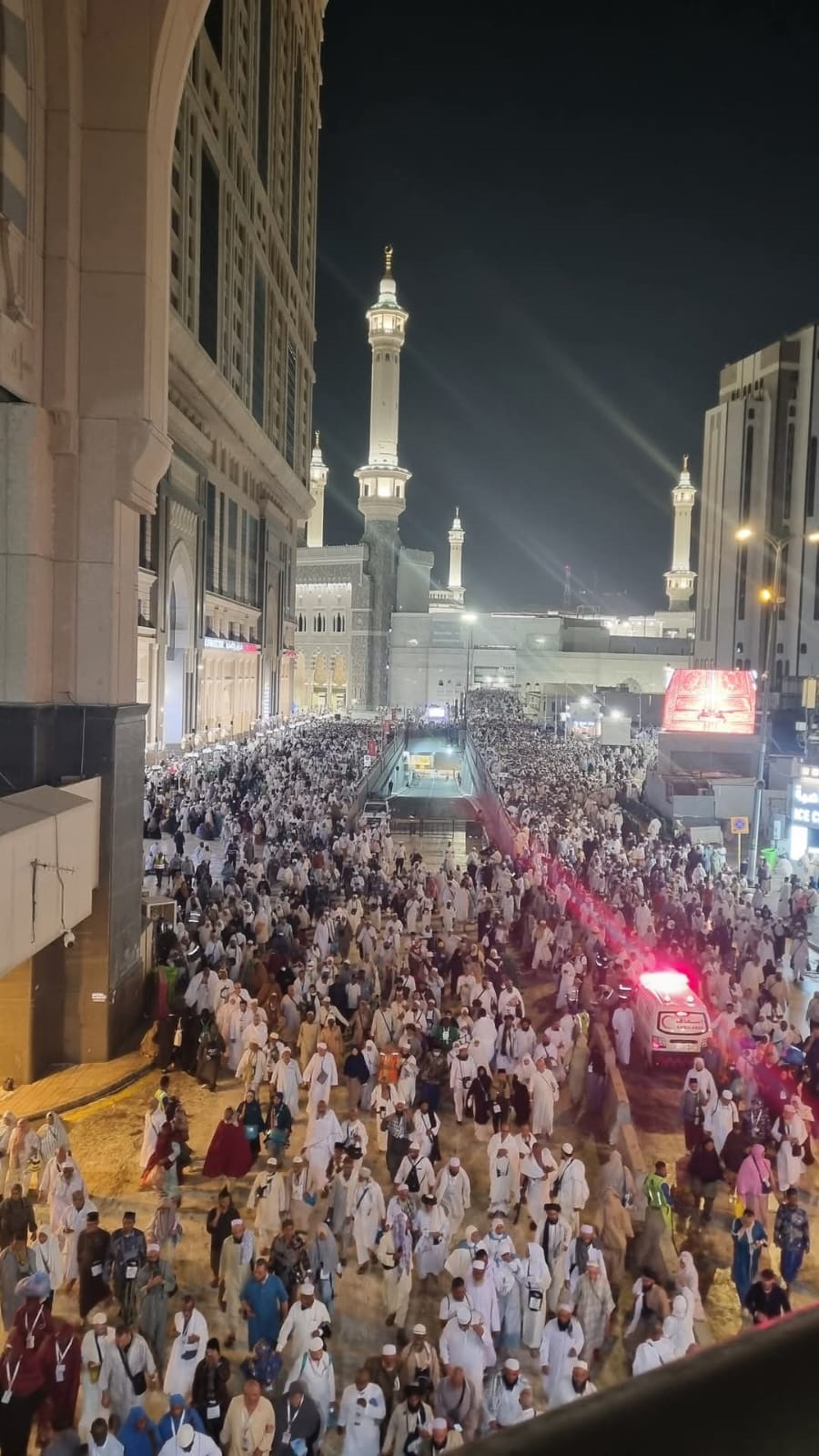 SANGAT RAMAI: Suasana di sekitar Masjidil Haram yang sudah dipadati jemaah haji dari berbagai negara pada Sabtu (24/5) malam waktu setempat.