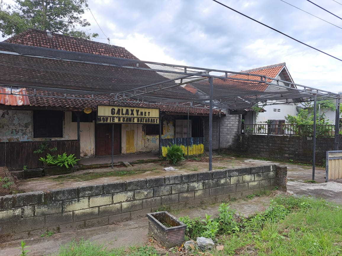 Warung internet yang terletak di Pojok, Garum, Kabupaten Bitar ini menjadi jujukan pemburu film baru.