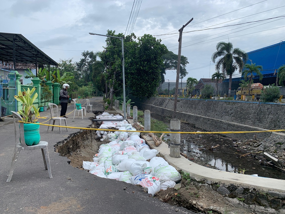 RAWAN: Kondisi ruas Jalan Kopi di Kelurahan Rembang, Kecamatan Sananwetan yang ambles setelah dihantam banjir beberapa waktu lalu.