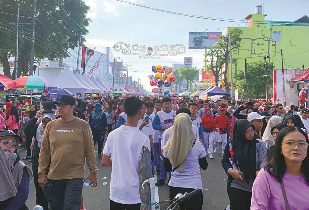 MEMBELUDAK: Tampak stan yang dimanfaatkan untuk pelaku UMKM di Jalan Merdeka pada CFD Minggu (25/5) lalu.