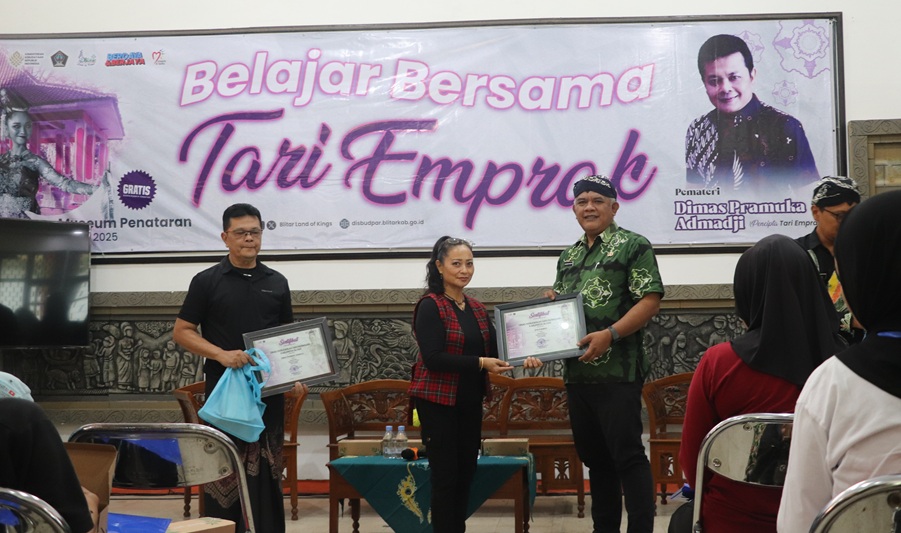 SINERGI: Kepala Disbudpar Kabupaten Blitar Suhendro Winarso memberikan apresiasi dan cinderamata untuk pemateri pembelajaran Tari Emprak.