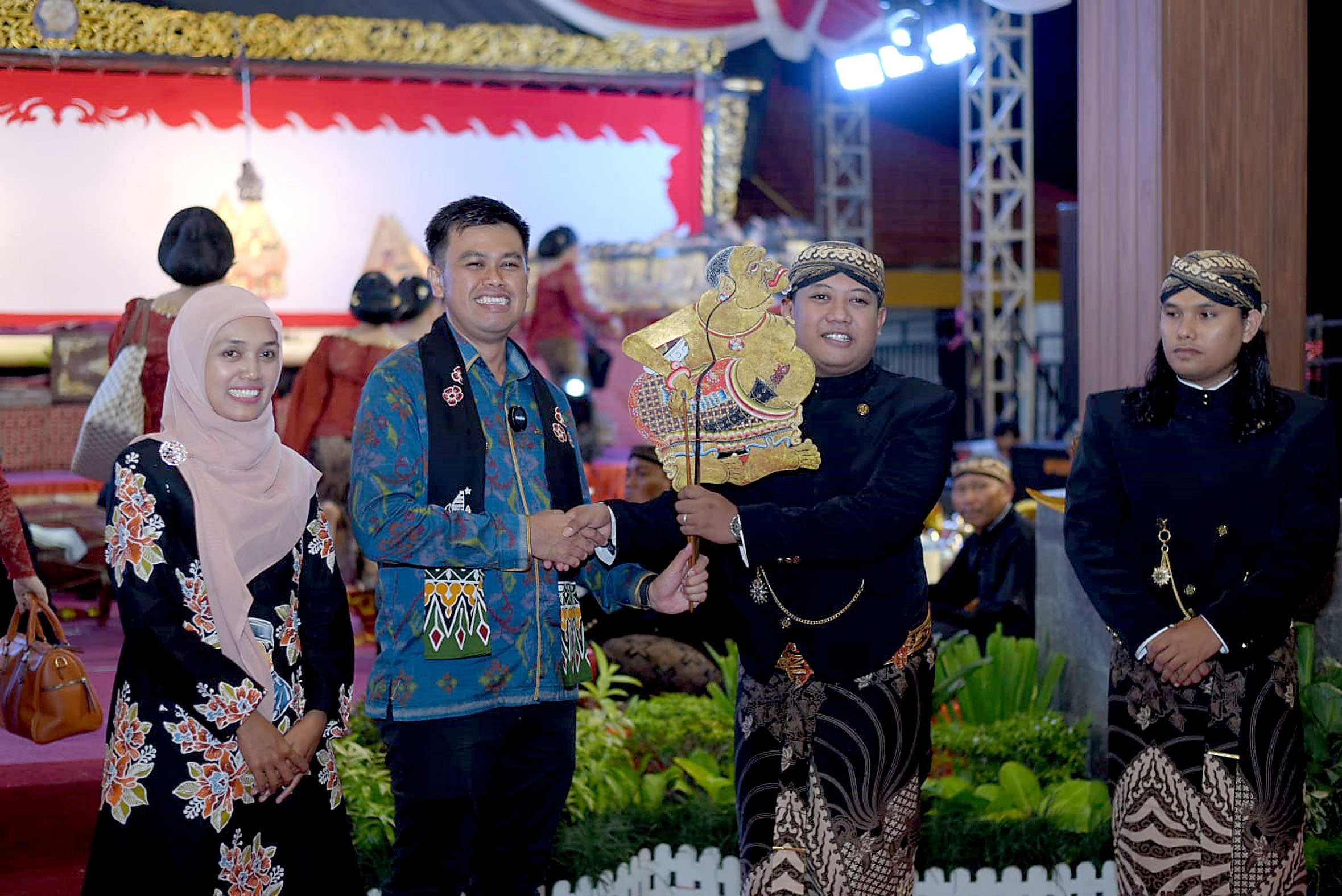PERDANA: Wali Kota Blitar, Mas Ibin serahkan gunungan kepada dalang saat acara puncak Bersih Desa Kelurahan Bendogerit, Selasa (27/5/2025).