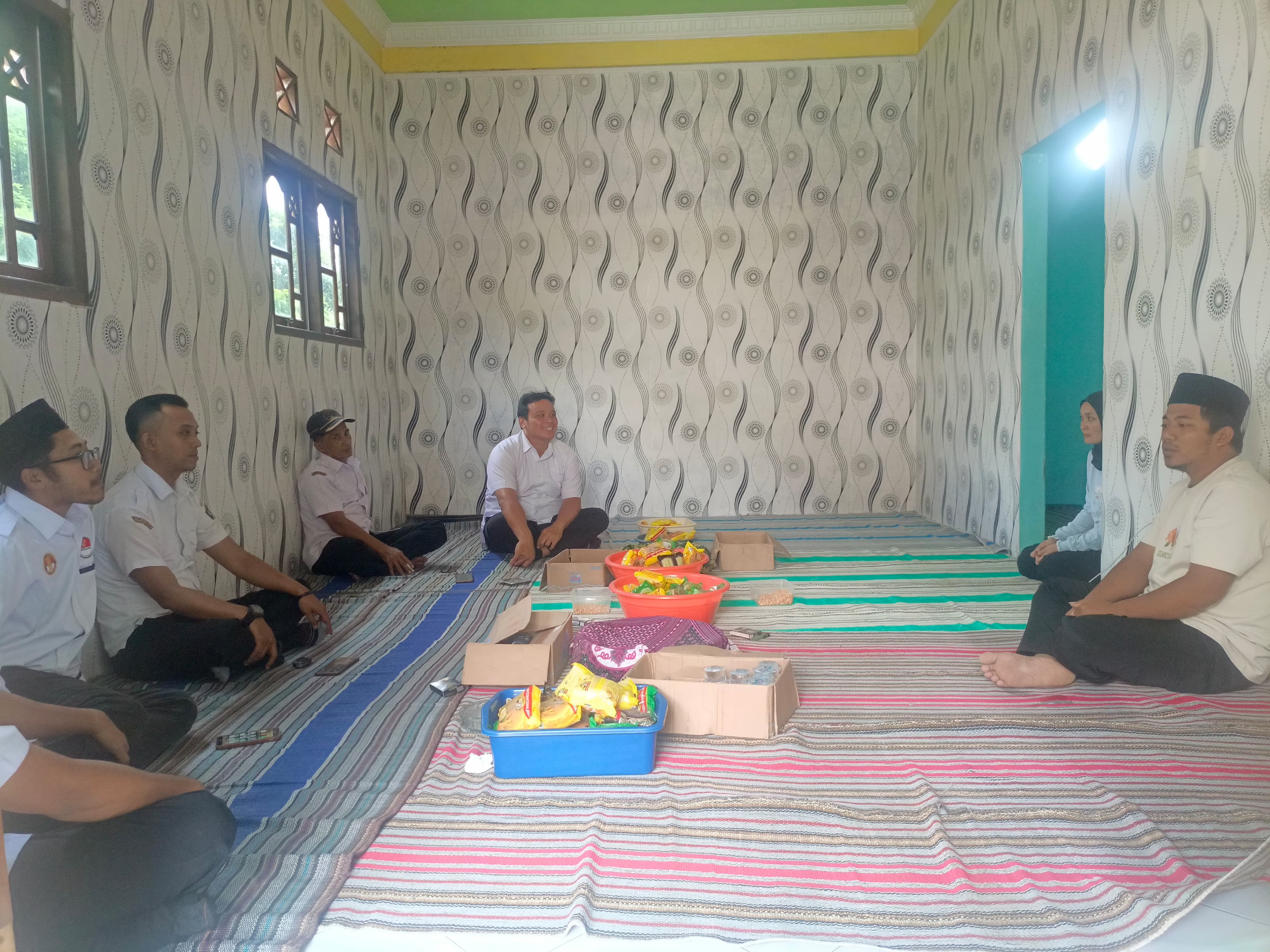 BERDUKA: Perwakilan Disnaker Kabupaten Blitar dan perangkat Desa Penataran saat mengunjungi rumah keluarga Sriani di Desa Penataran, Kecamatan Nglegok, pada Rabu (28/5/2025).