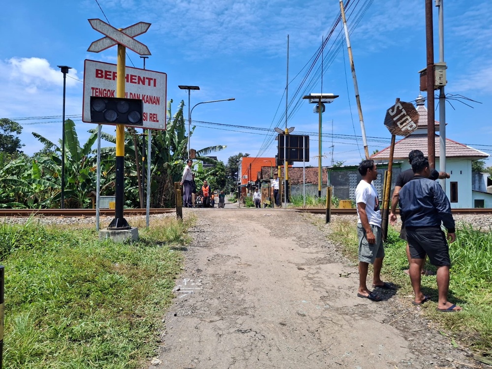 BELUM DIPASANG: Suasana perlintasan KA tanpa palang pintu di Desa Ngaglik, Kecamatan Srengat yang sempat mengakibatkan kecelakaan beberapa&nbsp;waktu&nbsp;lalu