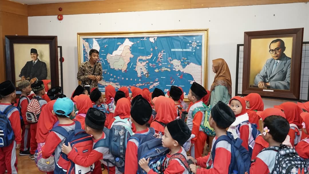 SUMBER ILMU: Layanan Perpustakaan Proklamator Bung Karno saat menyambut outing class dari sekolah.