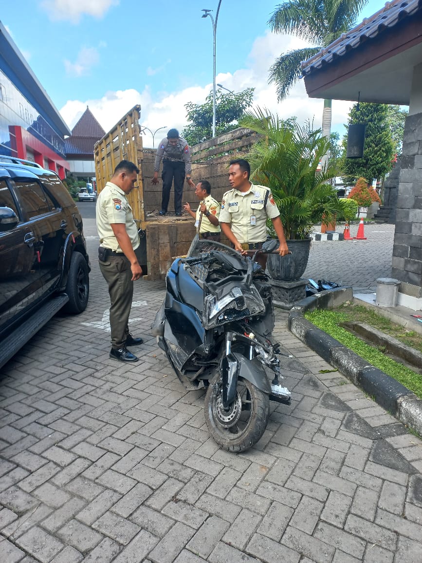 JADI BUKTI: Polisi menyita barang bukti kecelakaan di Srengat berupa dua unit kendaraan yang terlibat, Sabtu (31/5/2025).