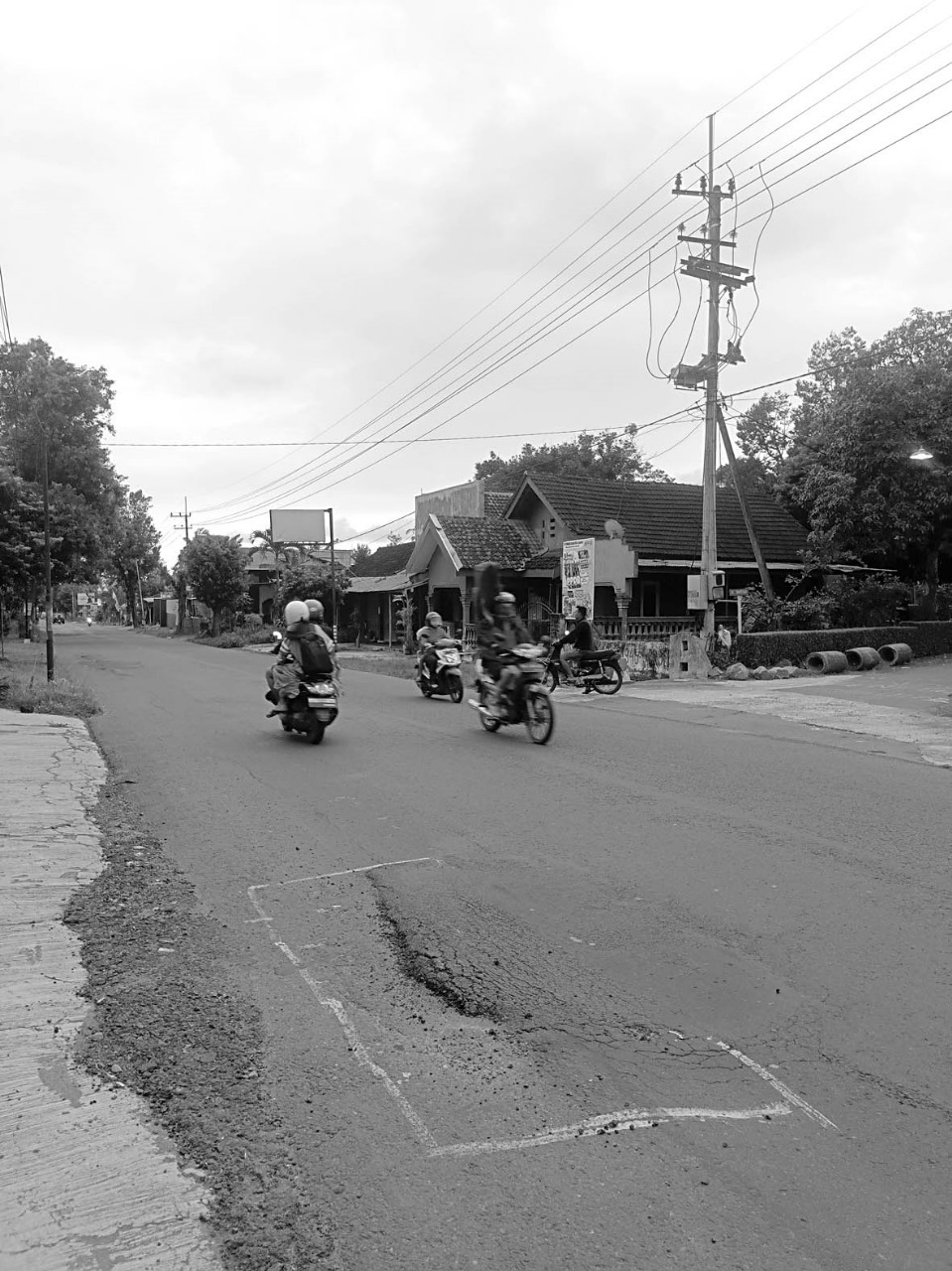 HARUS DIHINDARI: Permukaan jalan di Desa Jiwut, Kecamatan Nglegok yang bergelombang.