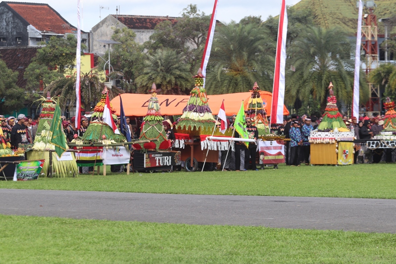 KHIDMAT: Peserta upacara Harlah Pancasila dari 21 kelurahan mengikuti dengan tertib.