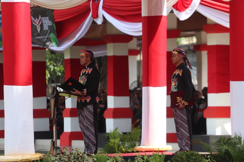 DASAR NEGARA: Wali Kota Blitar, Mas Ibin membacakan teks Pancasila pada upacara Budaya Grebeg Pancasila, Minggu (1/6/2025).