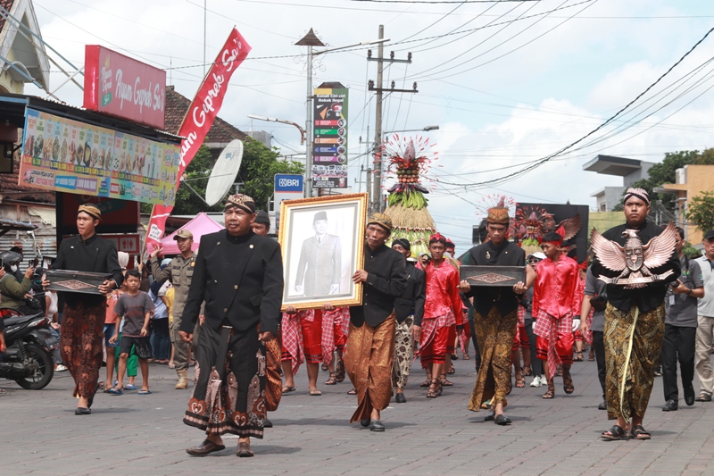 TRADISI: Rombongan Kirab Gunungan Lima membawa lambang negara dan foto Bung Karno menuju Makam Bung Karno, Minggu (1/6/2025).