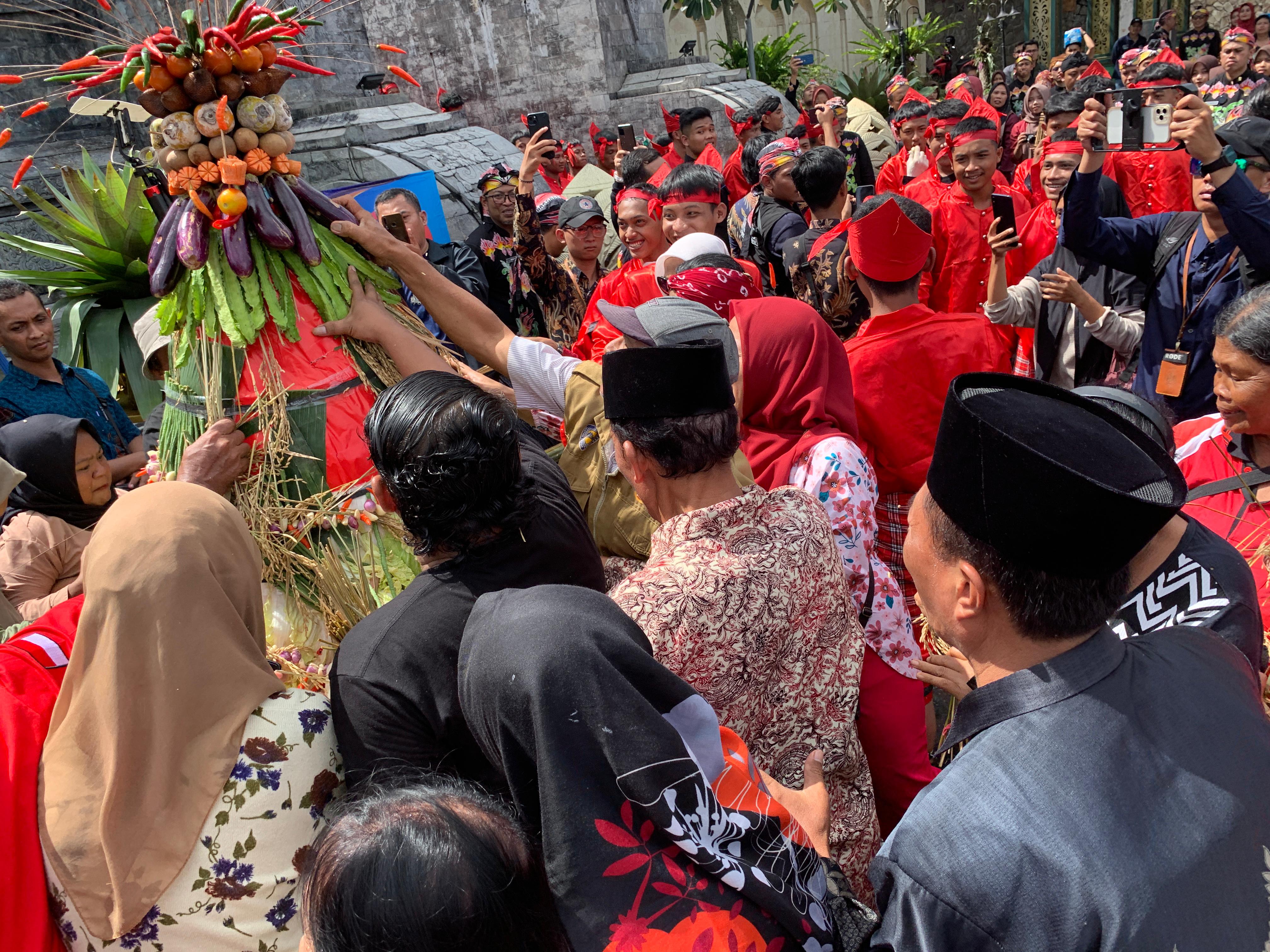 TRADISI: Masyarakat berebut hasil bumi dari Gunungan Lima usai dikirab dari alun-alun menuju MBK, MInggu (1/6/2025).
