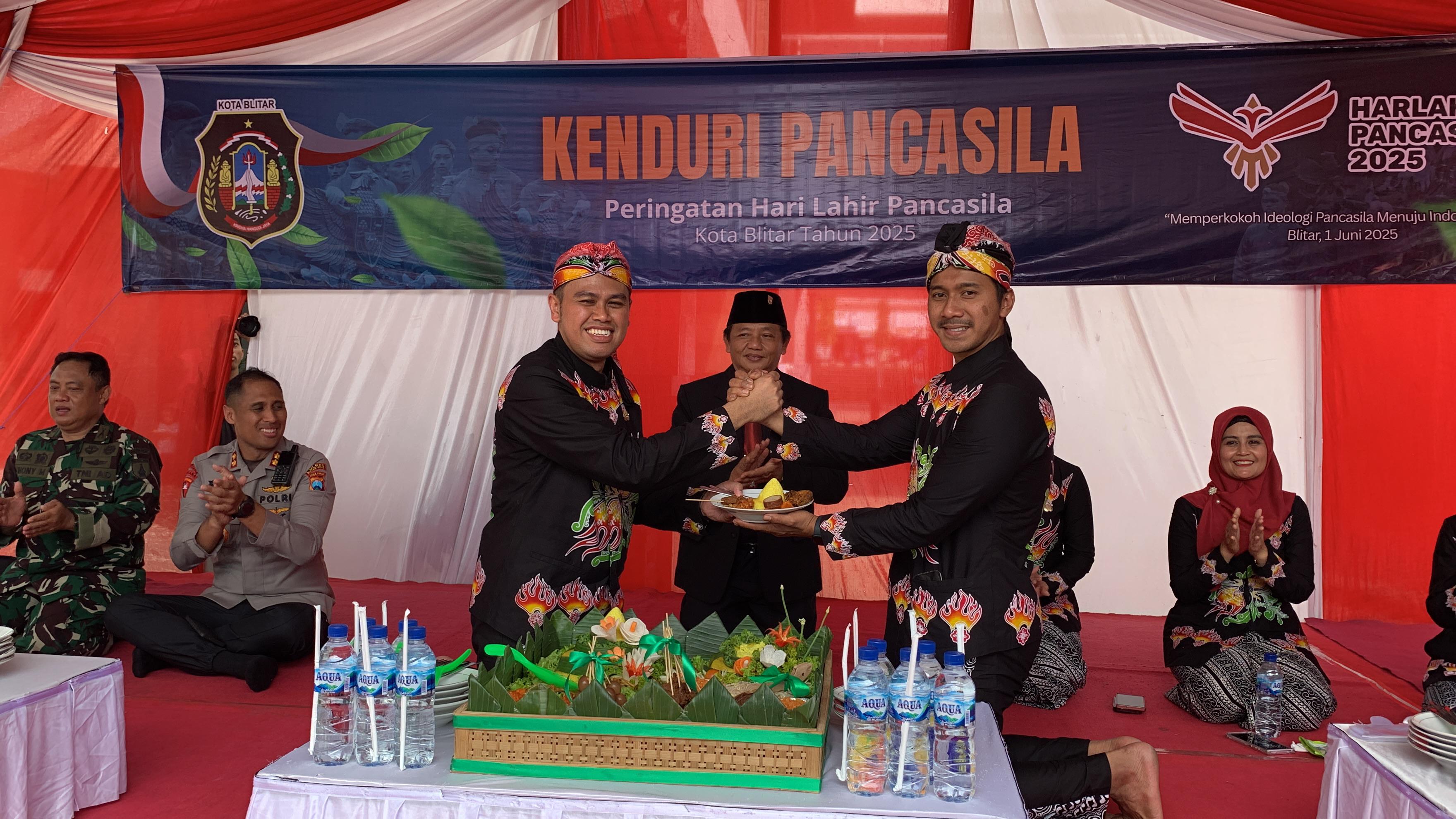 PERKUAT SINERGI: Wali kota Blitar Mas Ibin menyerahkan nasi tumpeng kepada wakil ketua DPRD, M Hardita Magdi, Minggu (1/6/2025).