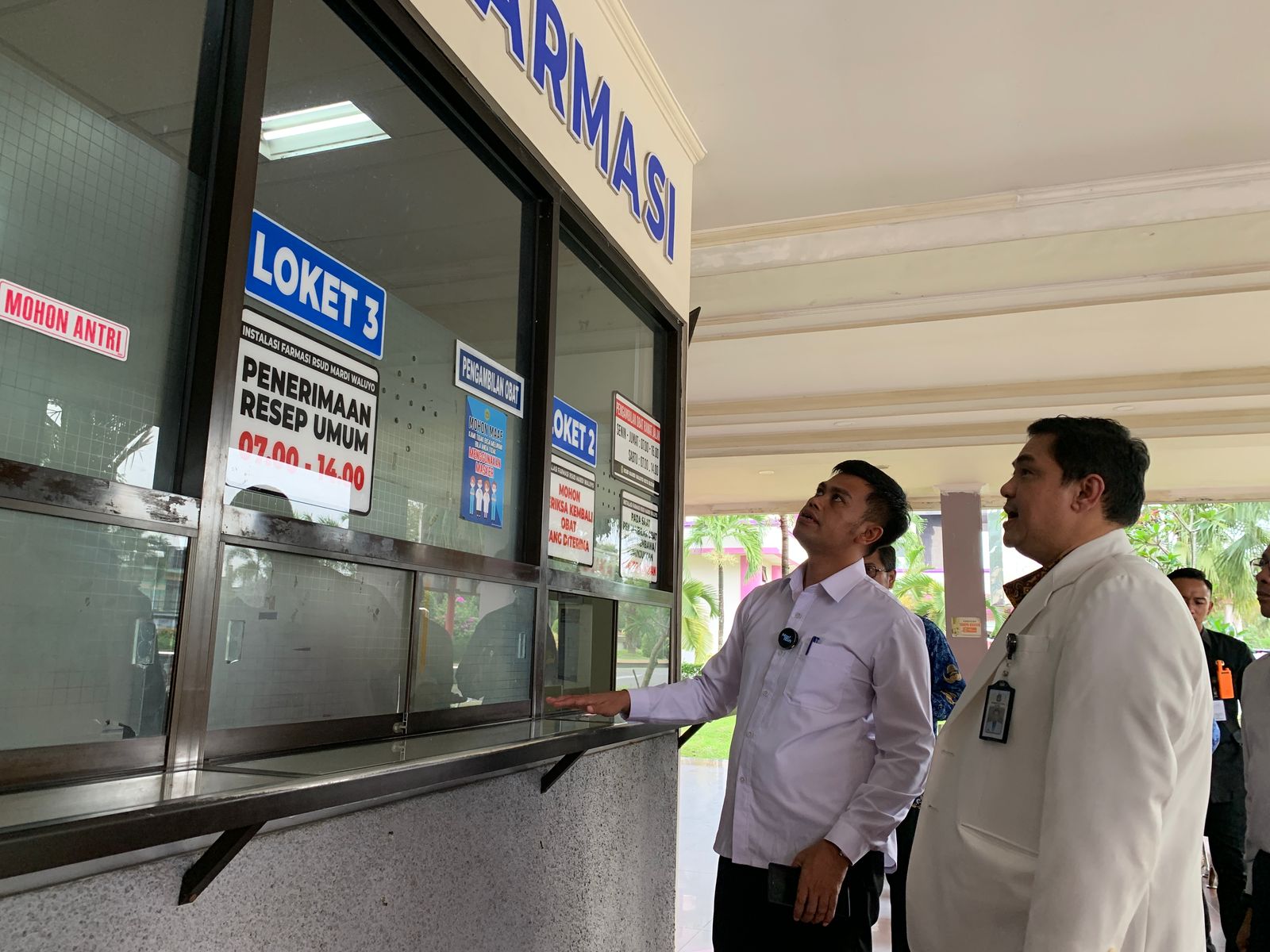 GERCEP: Plt Direktur RSUD Mardi Waluyo, dr Bernard Theodore Ratulangi mendampingi Wali Kota Blitar, Syauqul Muhibbin meninjau fasilitas layanan rumah sakit, Senin (2/6/2025).