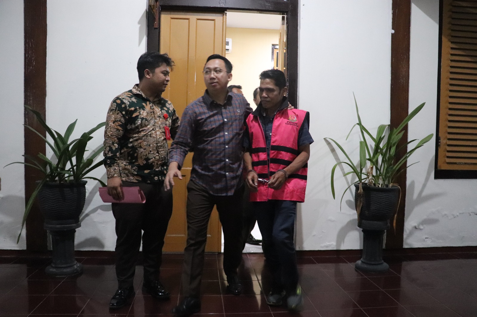 TERJERAT HUKUM: Anggota TP2ID Muhammad Mukhlison tersangka kasus korupsi Dam Kali Bentak memakai rompi tahanan warna merah muda dihantarkan ke Lapas Kelas IIB