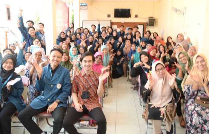 Dosen pendamping, mahasiswa, dan Warga RW VIII Bronggalan berfoto bersama seusai kegiatan sosialiasi ULTRASAFE di Gedung Serbaguna RW VIII Bronggalan, Tambaksari, Surabaya.