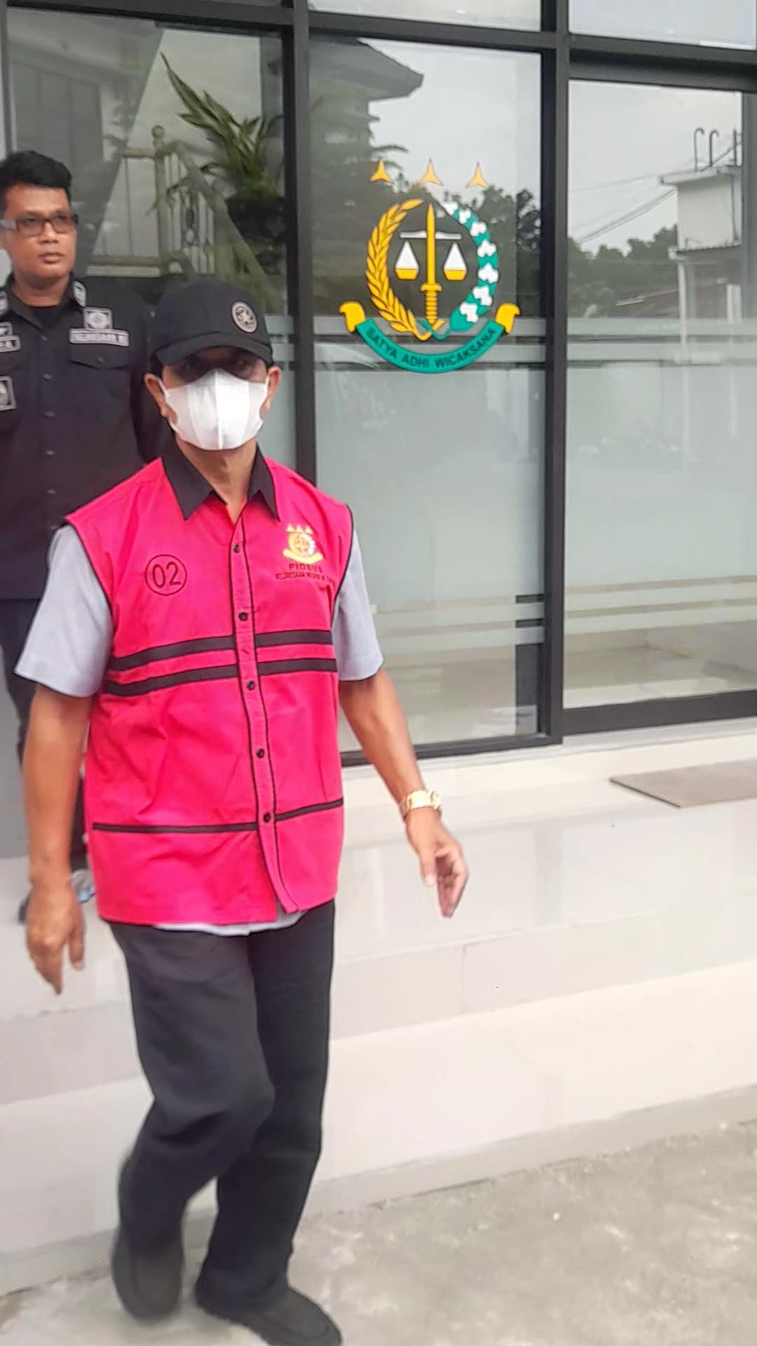 DITAHAN: SY, mantan Kadis PUPR Kota Blitar resmi ditetapkan tersangka oleh Kejari Blitar dalam kasus dugaan korupsi proyek IPAL, Selasa (3/6/2025).