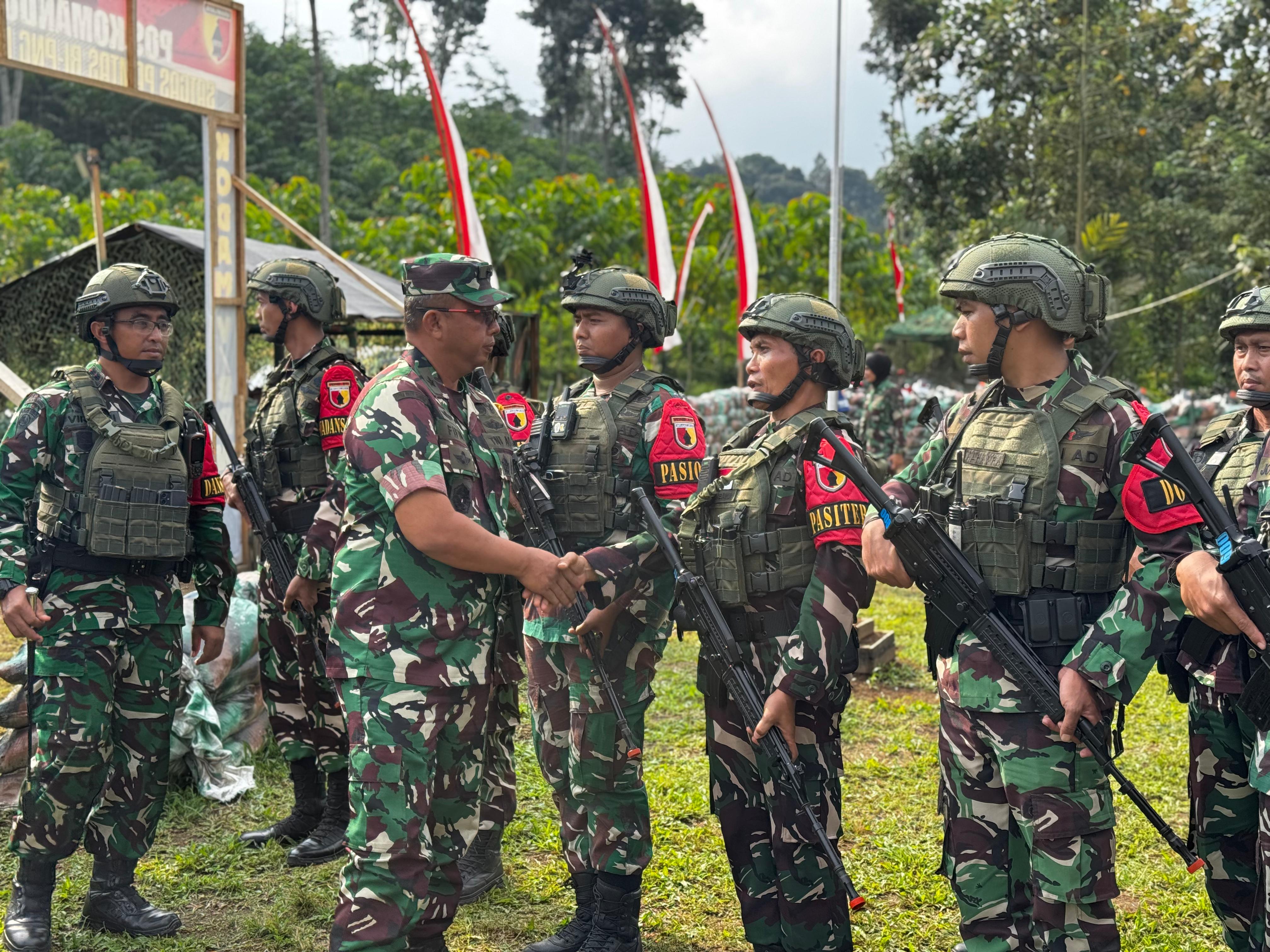 ATENSI LANGSUNG: Waaslat Kasad Brigjen TNI Fifin Firmansyah saat mengunjungi Makosatgas Yonif 511/DY di Perkebunan Bantaran, Kecamatan Gandusari.
