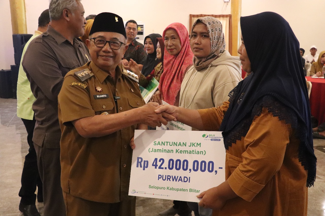 MELINDUNGI: Bupati Blitar Rijanto menyerahkan santunan kematian kepada ahli waris petani tembakau yang sudah wafat.