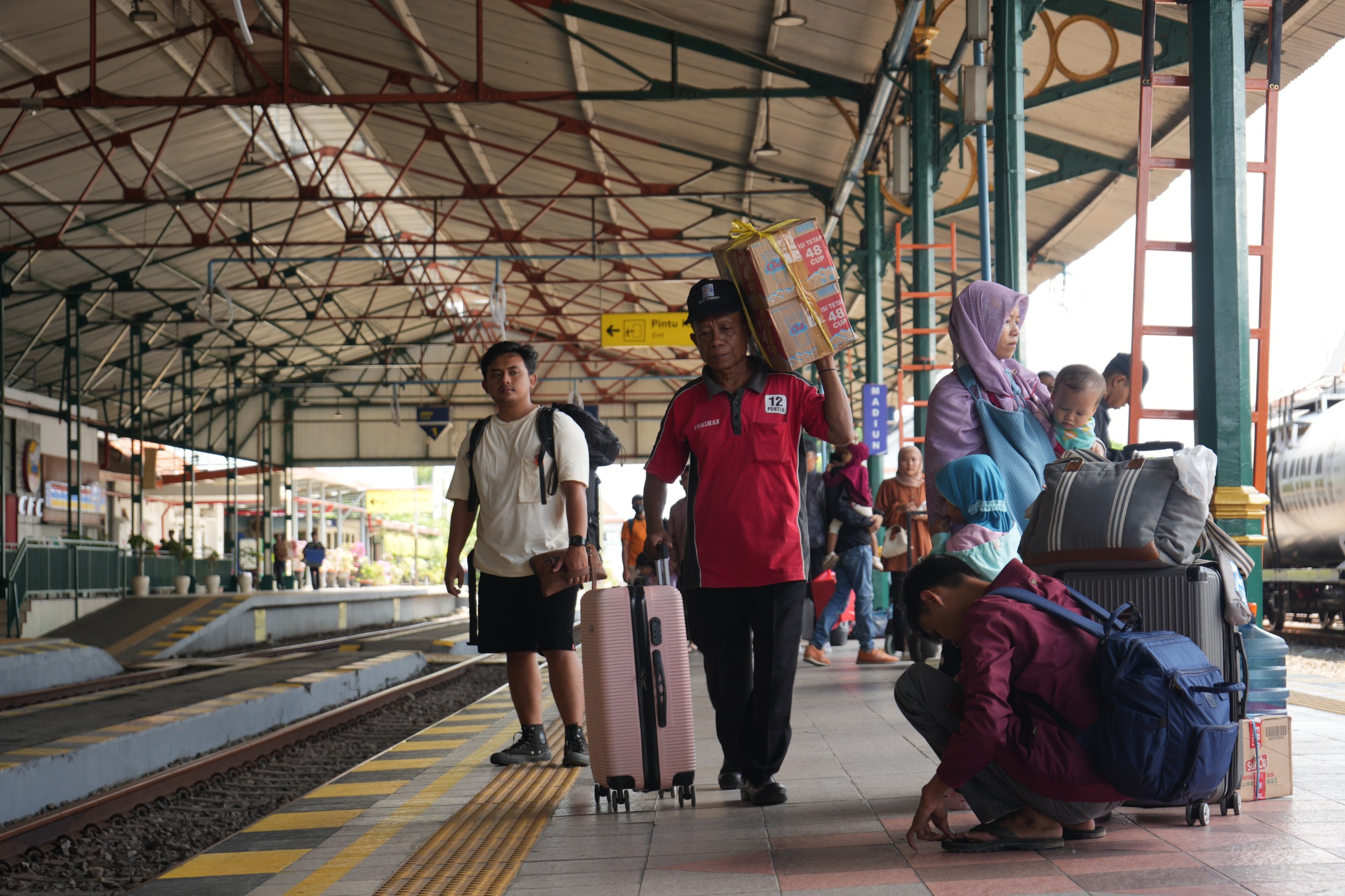 RAMAI: Belasan ribu orang mudik di momen Libur panjang Idul Adha 2025 dengan naik Kereta Api.