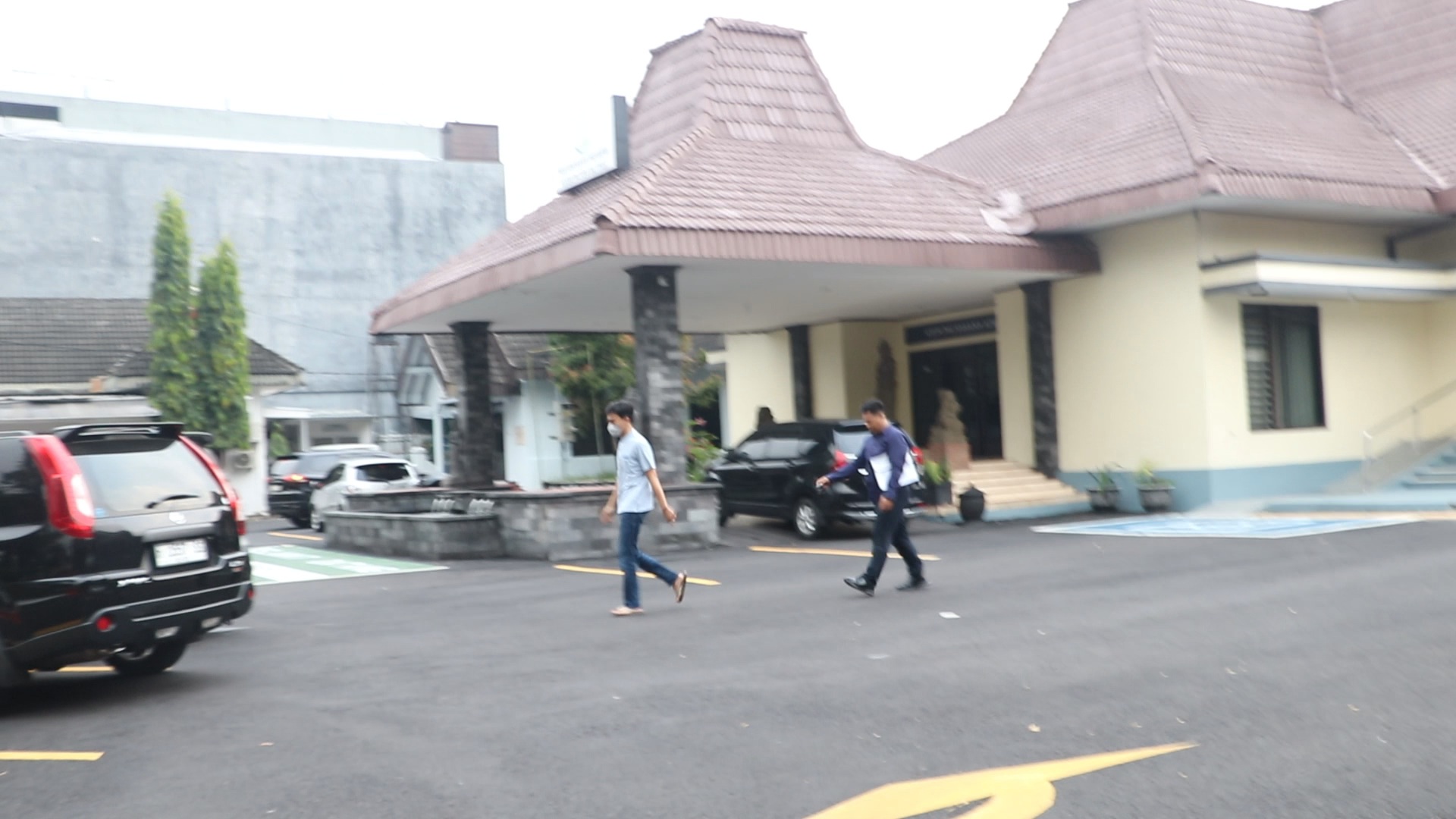 Pilih Diam: Adib Muhammad Zulkarnain, alias Gus Adib meninggalkan Kejari Kabupaten Blitar, usai diperiksa 5&nbsp;jam.