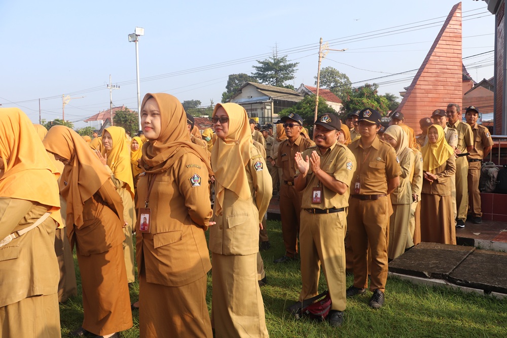 TERTIB: Puluhan ASN Pemkab Blitar mengikuti apel setiap Senin pagi, mereka sudah menerima gaji ke - 13&nbsp;awal&nbsp;Juni&nbsp;ini.