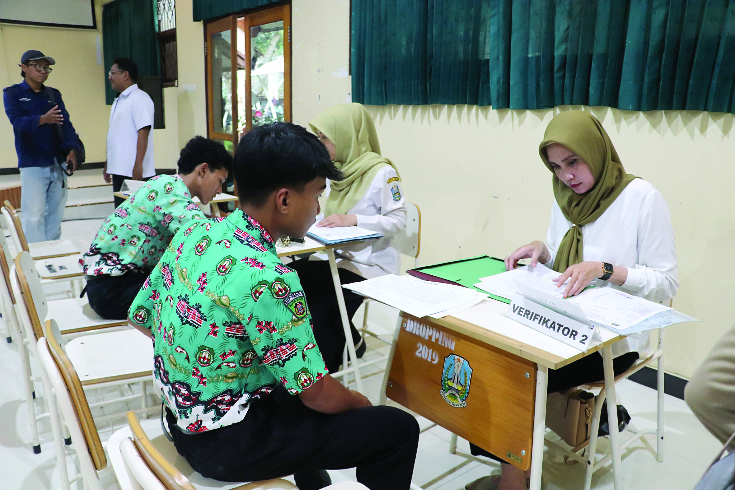 KETAT: Sejumlah calon siswa baru mengambil nomor PIN di SMAN 3 Blitar, Rabu (4/6/2025).