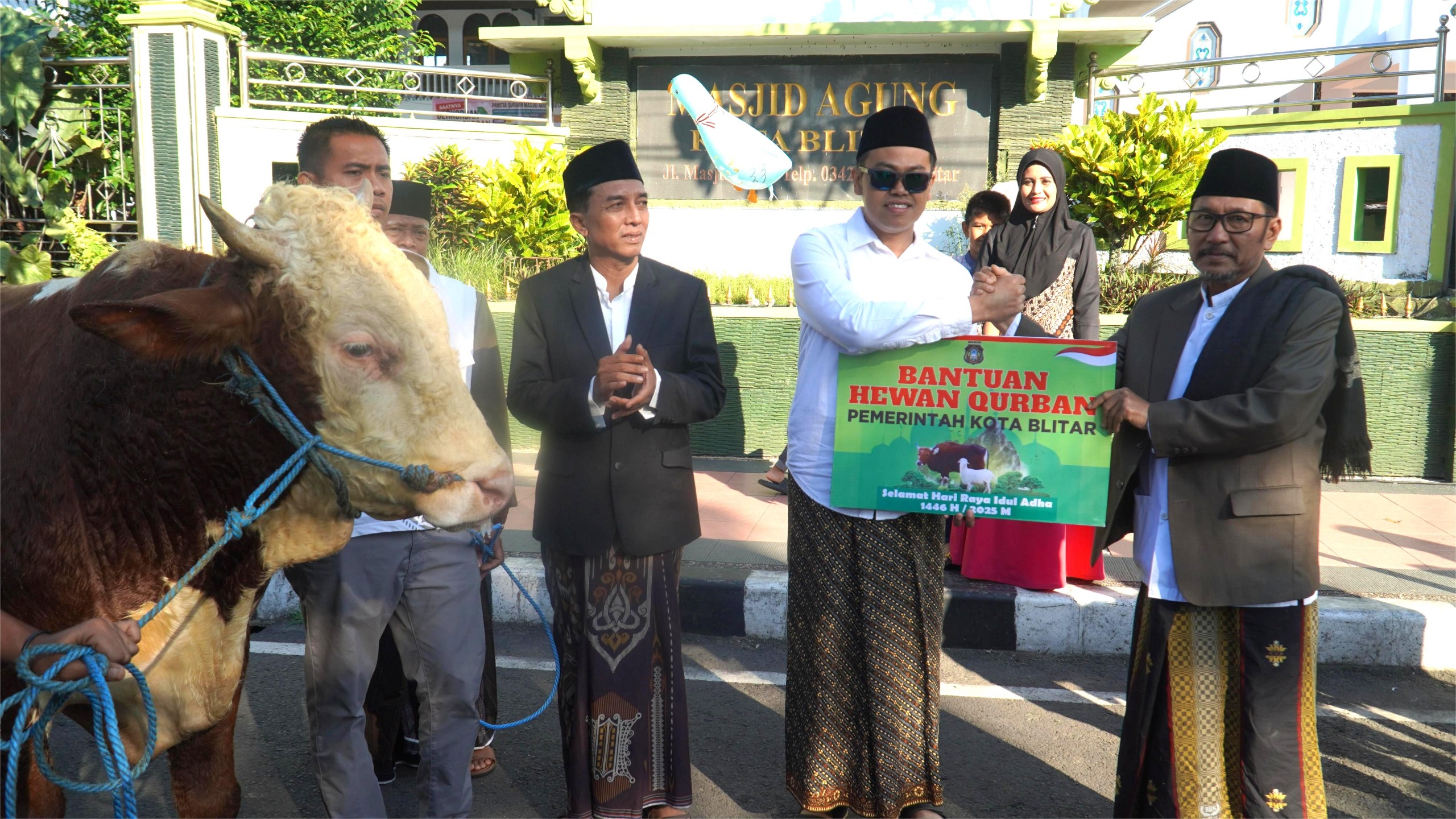 SEMANGAT BERBAGI: Wali Kota Blitar, Mas Ibin menyerahkan sapi kurban Pemkot Blitar kepada Ketua Takmir Masjid Agung Kota Blitar, KH Subakir, usai salat Idul Adha, Jumat (6/6/2025).