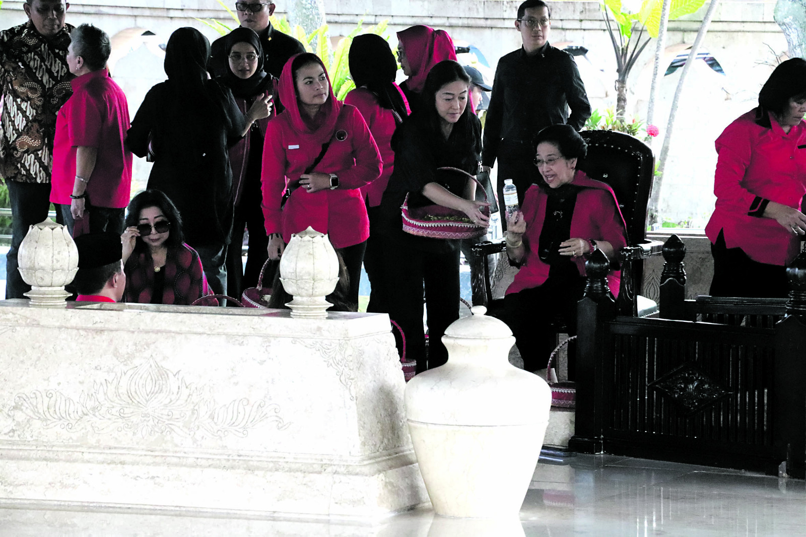 TRADISI: Megawati Soekarnoputri berziarah di Makam Bung Karno dalam rangka memperingati Hari Lahir sang ayah, Jumat (6/6/2025).
