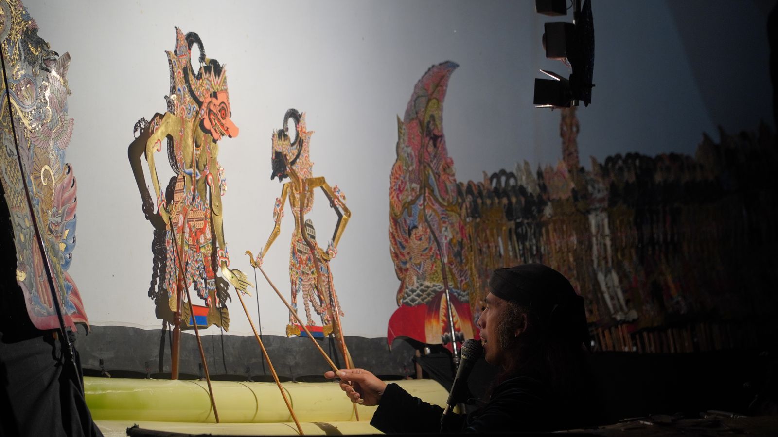 BUDAYA: Dalang Ki Rudi Gareng menunjukkan aksinya memainkan wayang di Pergelarang Wayang Kulit memperingati Hari Lahir Bung Karno di Istana Gebang, Jumat (6/6/2025).