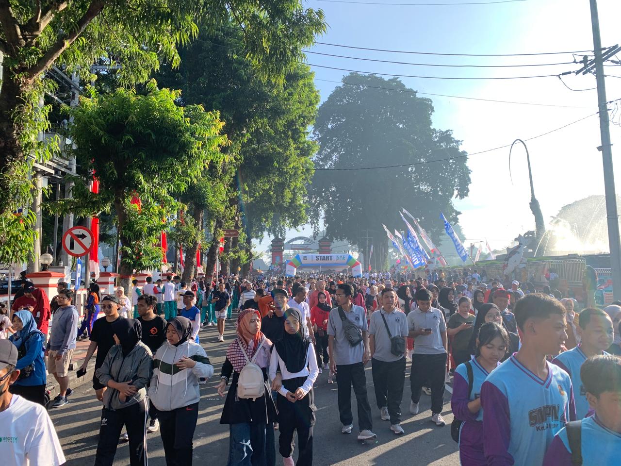 MEMBELUDAK: Hari pertama launching CFD Kota Blitar diserbut ribuan warga Blitar raya.