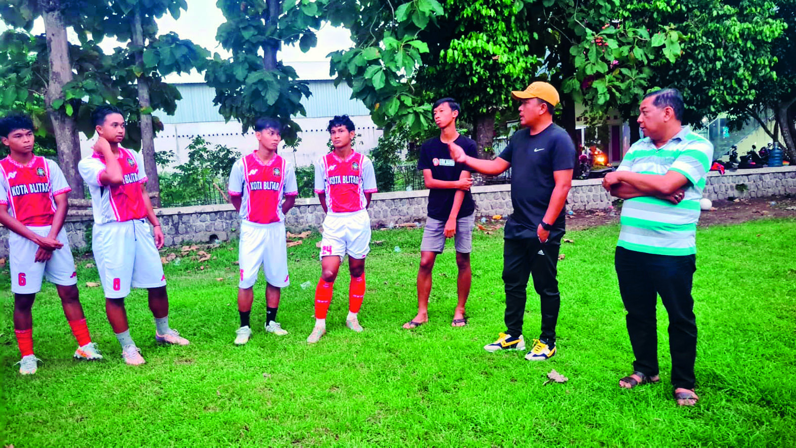 KOORDINASI: Riski Afrizal mengikuti arahan pelatih tim Sepak bola Kota Blitar.