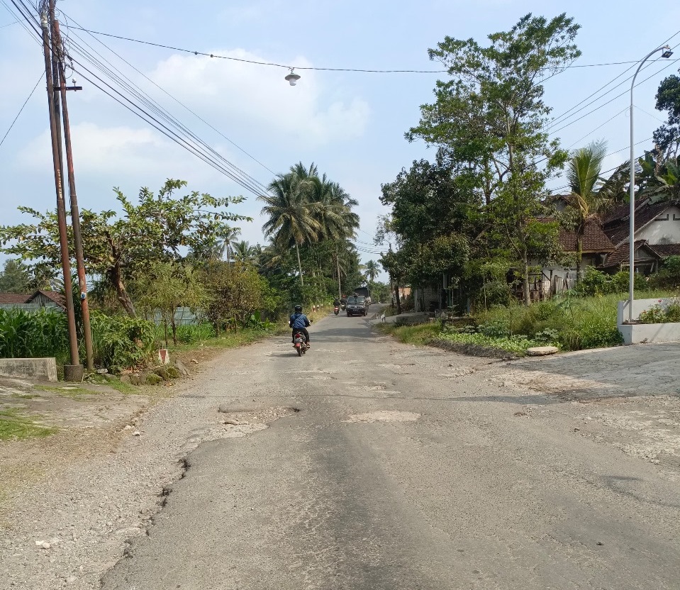 HARUS HATI-HATI: Salah satu titik kerusakan jalan di Desa Slumbung, Kecamatan Gandusari.